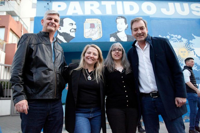 Adriana Serquis (Patria Grande); Martín Soria; Ana Marks (doñatismo) y Costa Brutten (cercano a Silvia Horne del Evita), la foto de la unidad peronista.