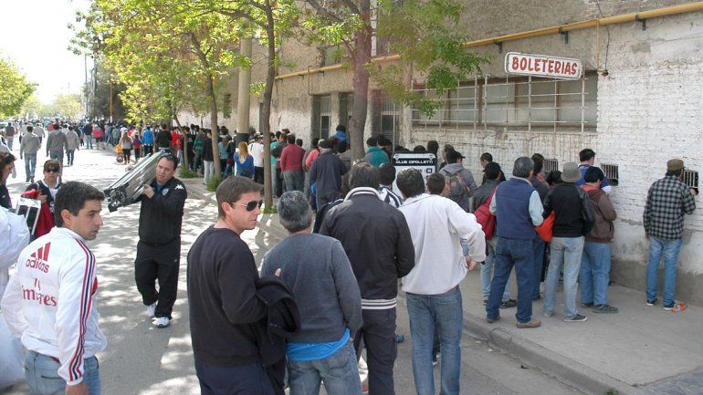Largas colas para sacar entradas