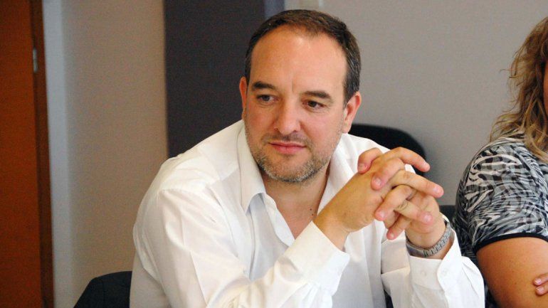 El diputado cuestionó al senador por apoyar leyes de Macri.