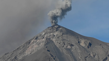guatemala: por la erupcion del volcan de fuego, cerraron el principal aeropuerto del pais