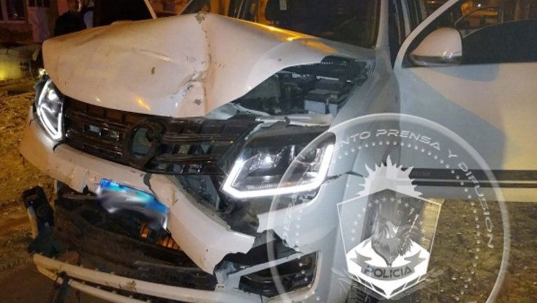 Le robaron la camioneta al padre, chocaron a un policía y destrozaron varios vehículos estacionados
