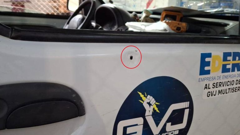 La camioneta al servicio de Edersa recibió un balazo en la puerta del acompañante.