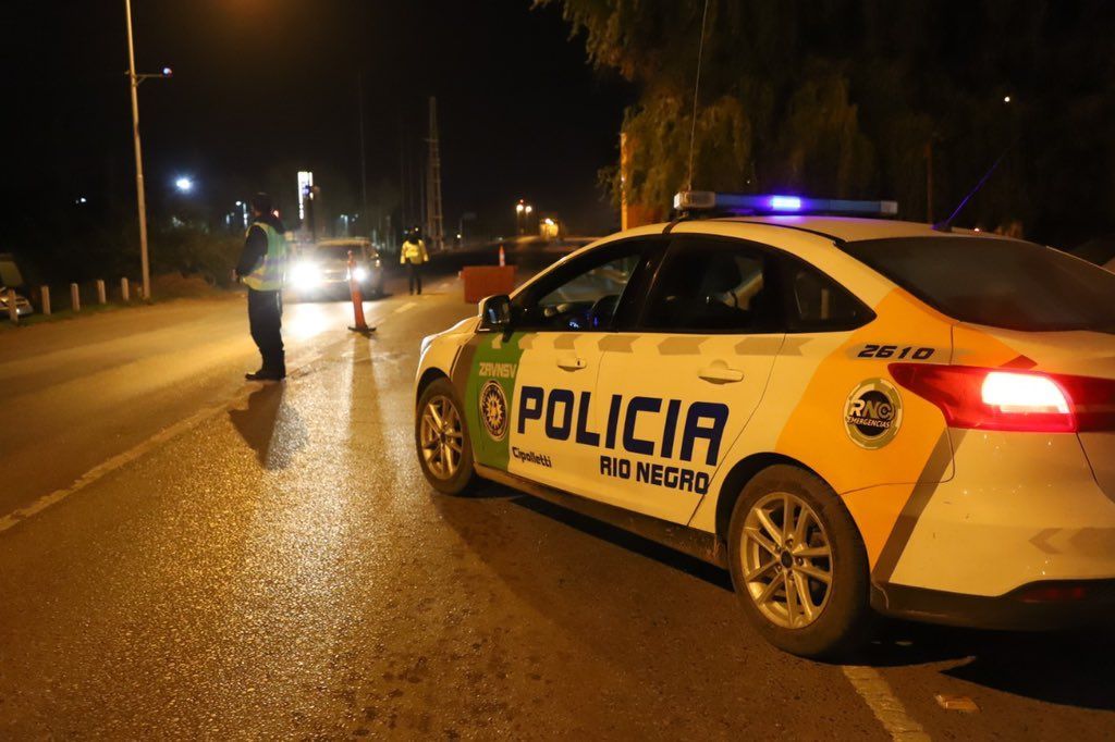 La Policía paró un auto en un control y encontró una bolsa con $11 millones.