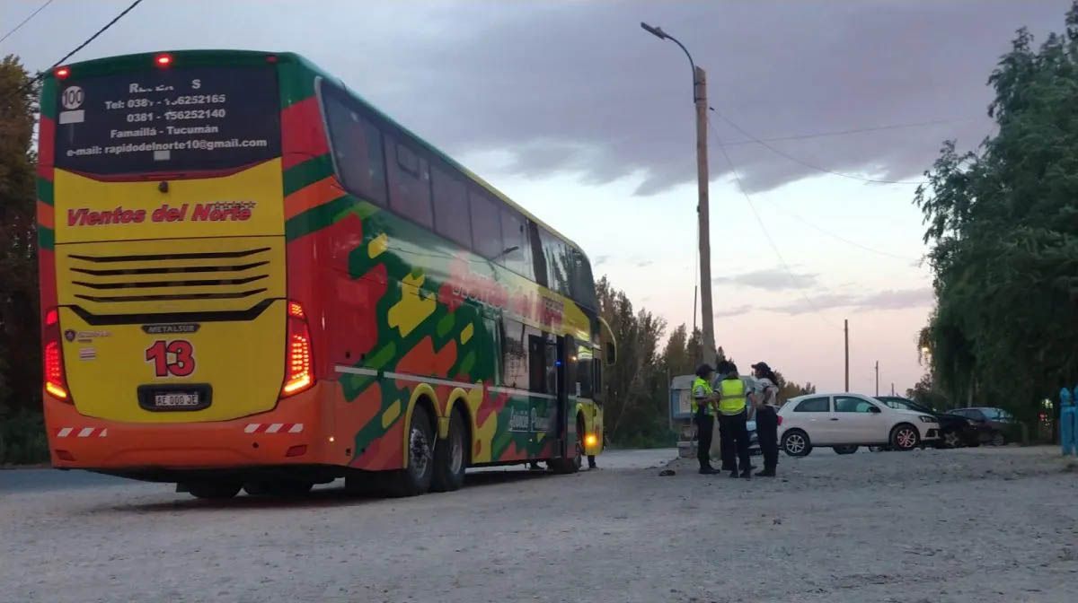 El colectivo del que cayó el trabajador tucumano. El hecho está siendo investigado por el Ministerio Público Fiscal de General Roca, donde ocurrió el sábado.&nbsp;