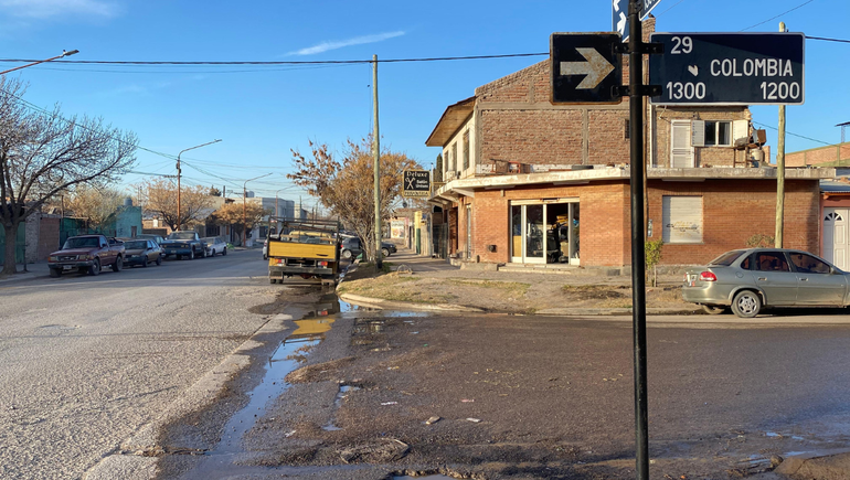 El desagote de las aguas servidas suelen demorarse debido a la falta de pluviales e incluso el deterioro del asfalto.