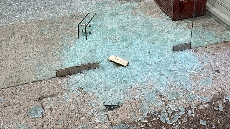 La pelea entre trapitos terminó con varias vidrieras estalladas.