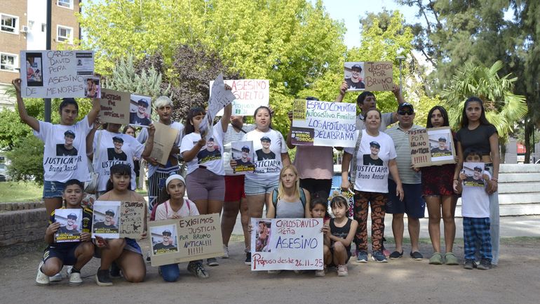 Familiares y amigos de Bruno Antical salieron a la calle a reclamara por el esclarecimiento de su asesinato. El acusado