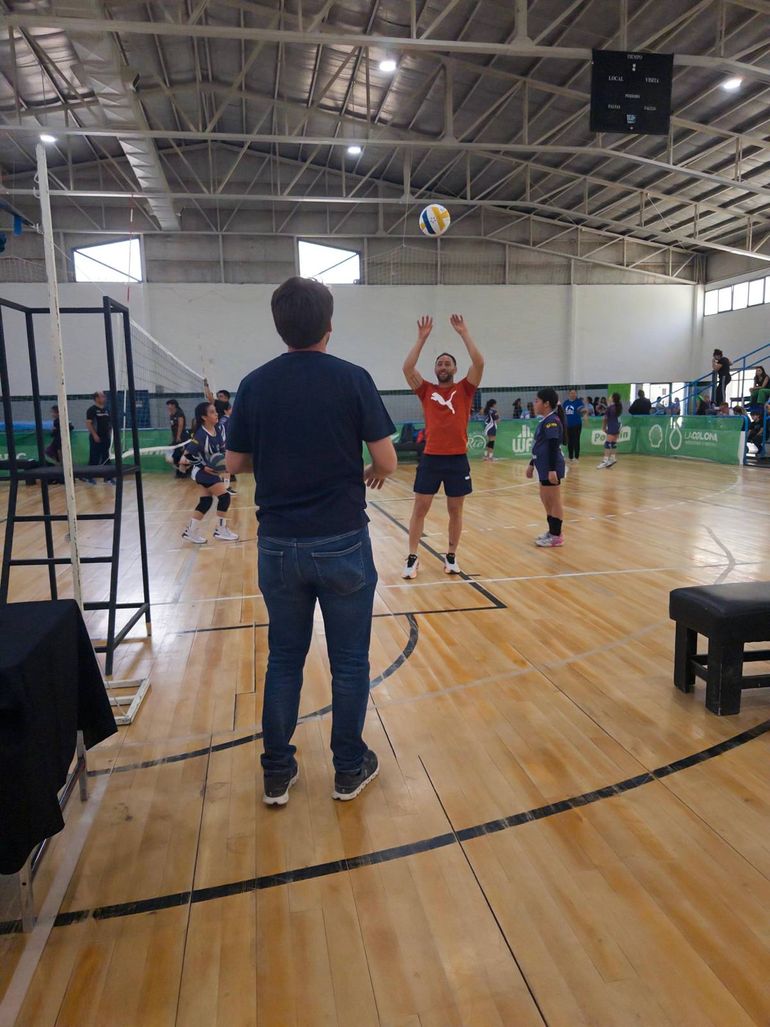 El intendente Rodrigo Buteler y el director de Deportes, Leandro Domini, en un divertido peloteo.