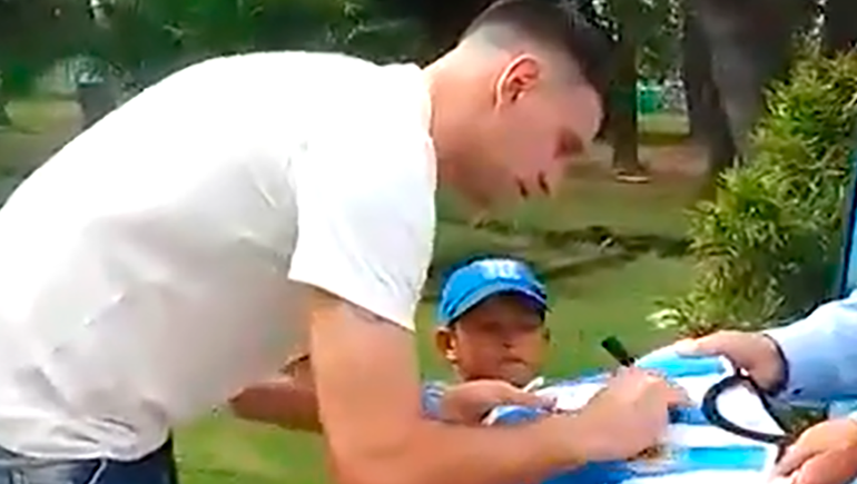 El tierno gesto de Dibu Martínez con un niño que soñaba conocerlo