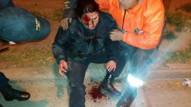 Una conductora ebria arrastró a una policía y chocó cuando la perseguían.