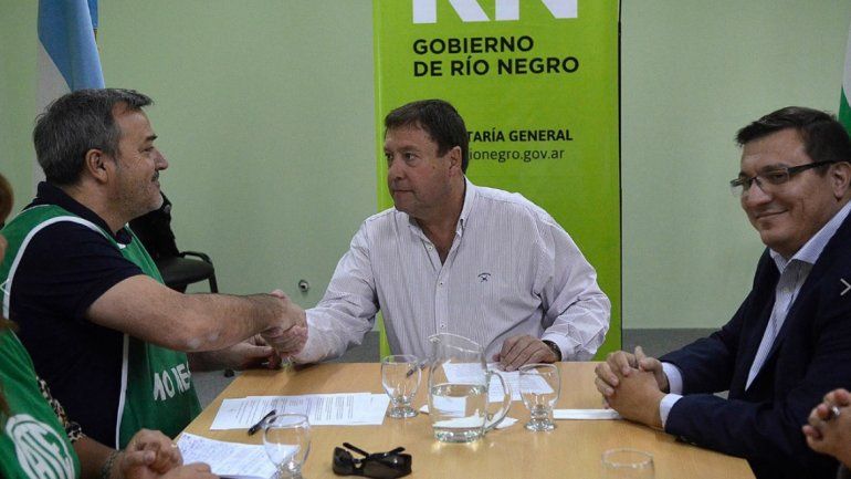 ATE Río Negro y Weretilneck le pusieron la firma al acuerdo salarial