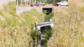 borracho al volante: termino en el canal de riego borracho al volante: termino en el canal de riego