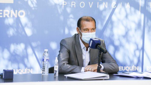 El gobernador neuquino dio positivo de COVID y se encuentra aislado
