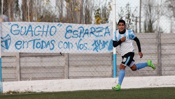 Esparza, uno de los ex albinegros que juega en La Amistad. Strak, una fija en la mitad de cancha para Coronel.