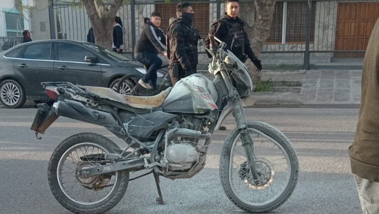 Dobló sin luz de giro y embistió una moto que se prendió fuego: el conductor está grave y el automovilista huyó