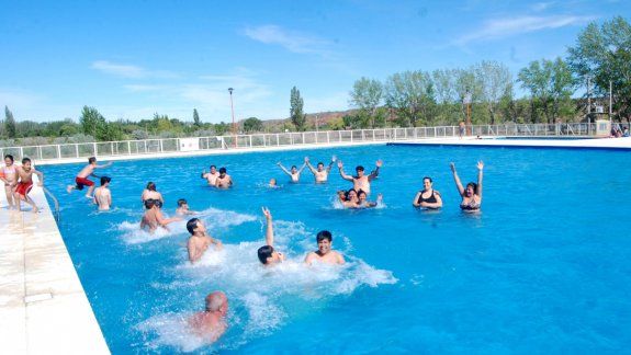 Muchas familias disfrutaron de la pileta municipal el fin de semana.