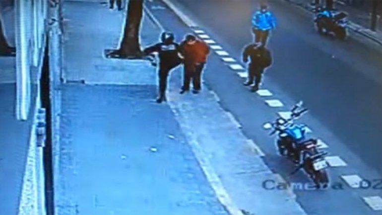 Policía le pegó una patada porque entorpecía el tránsito y murió