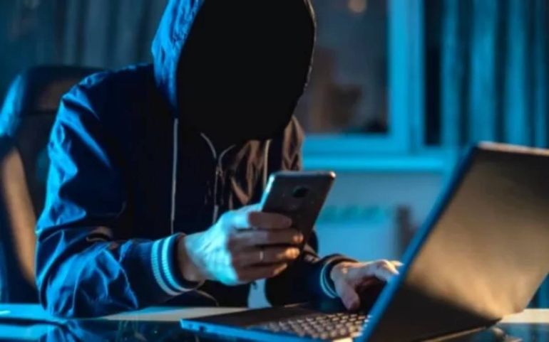 Otra ciberestafa denunciaron en Cipolletti. Esta vez hackearon el celular de un empresario y embaucaron a varios de sus contactos. 