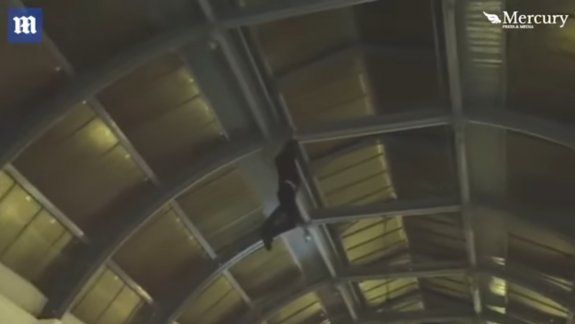 Un mago borracho intentó trepar por un techo y se cayó