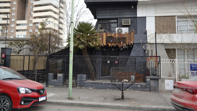 Los vecinos de la cuadra han presentado reiteradas denuncias en el Municipio, Juzgado de Faltas y la Policía.