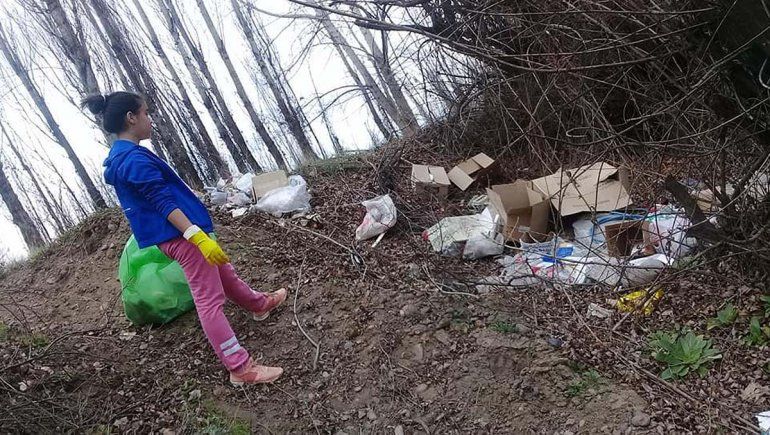 La familia de Allen que sale a limpiar la costa del río Negro