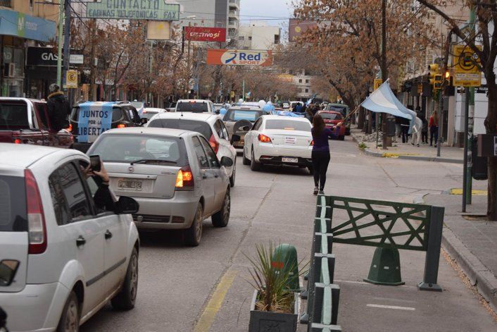 Ruidosa caravana contra las nuevas restricciones por la pandemia