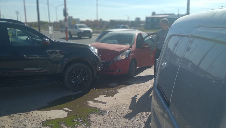 El sol lo encandiló y ocasionó brutal triple choque en ruta chica