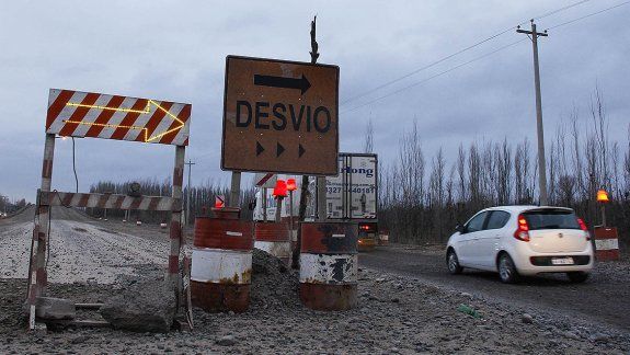 Volcaron en un desvío por la obra de ampliación en la Ruta 22
