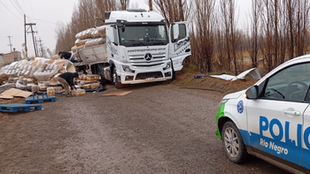 impactante vuelco de un camion: perdio toda su carga sobre la calle impactante vuelco de un camion: perdio toda su carga sobre la calle