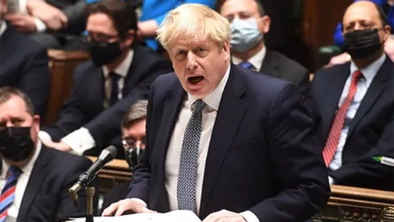 Inglaterra suspenderá el aislamiento para positivos de COVID