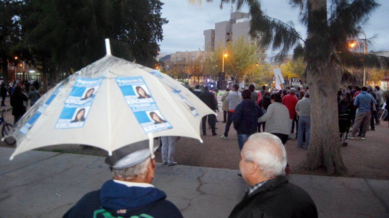 En la manifestación hubo hasta un paraguas lleno de boletas de CFK.