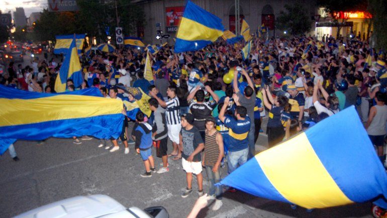 Los hinchas de Boca trasladaron los festejos al centro de Cipolletti.
