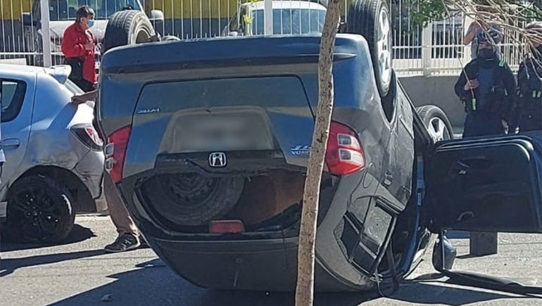 Sin licencia y borracho, chocó y volcó frente a un mayorista