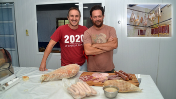 Cristian y Daniel, dos de los responsables de la fábrica de fiambres artesanales que se inaugura en Cipolletti.