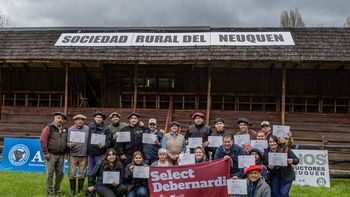 Participantes de Neuquén y Río Negro completaron la capacitación en inseminación artificial bovina. Foto: Gentileza S.R.N. | LMCipolletti.com Participantes de Neuquén y Río Negro completaron la capacitación en inseminación artificial bovina. Foto: Gentileza S.R.N.