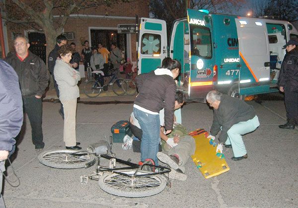 Graves lesiones sufrieron un motociclista y un ciclista