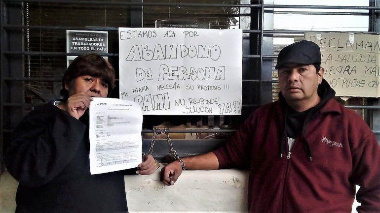 Se encadenaron en las oficinas del PAMI hasta conseguir la prótesis de su madre