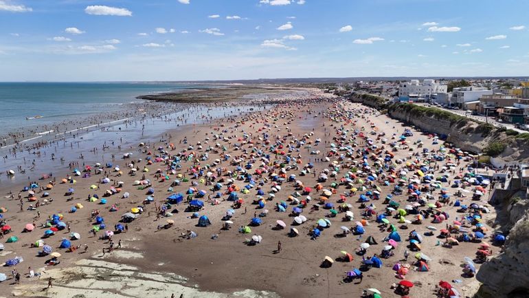 La playa de Las Grutas colmada de visitantes.&nbsp;