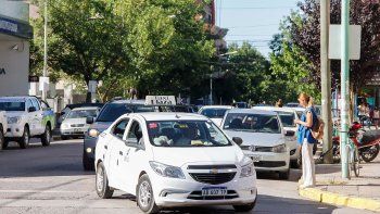 Los taxistas que están habilitados en Cipolletti pueden sumarse a la aplicación Uber Taxi.