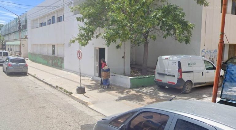 El Consejo de Eduación de Cinco Saltos. El Juez de Paz local ordenó comunicar lo resuelto con el portero de la escuela. El Consejo de Eduación de Cinco Saltos. El Juez de Paz local ordenó comunicar lo resuelto con el portero de la escuela.