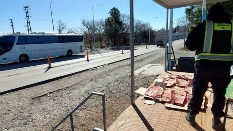 Más carne ilegal: decomisaron diez costillares que eran transportados en un colectivo