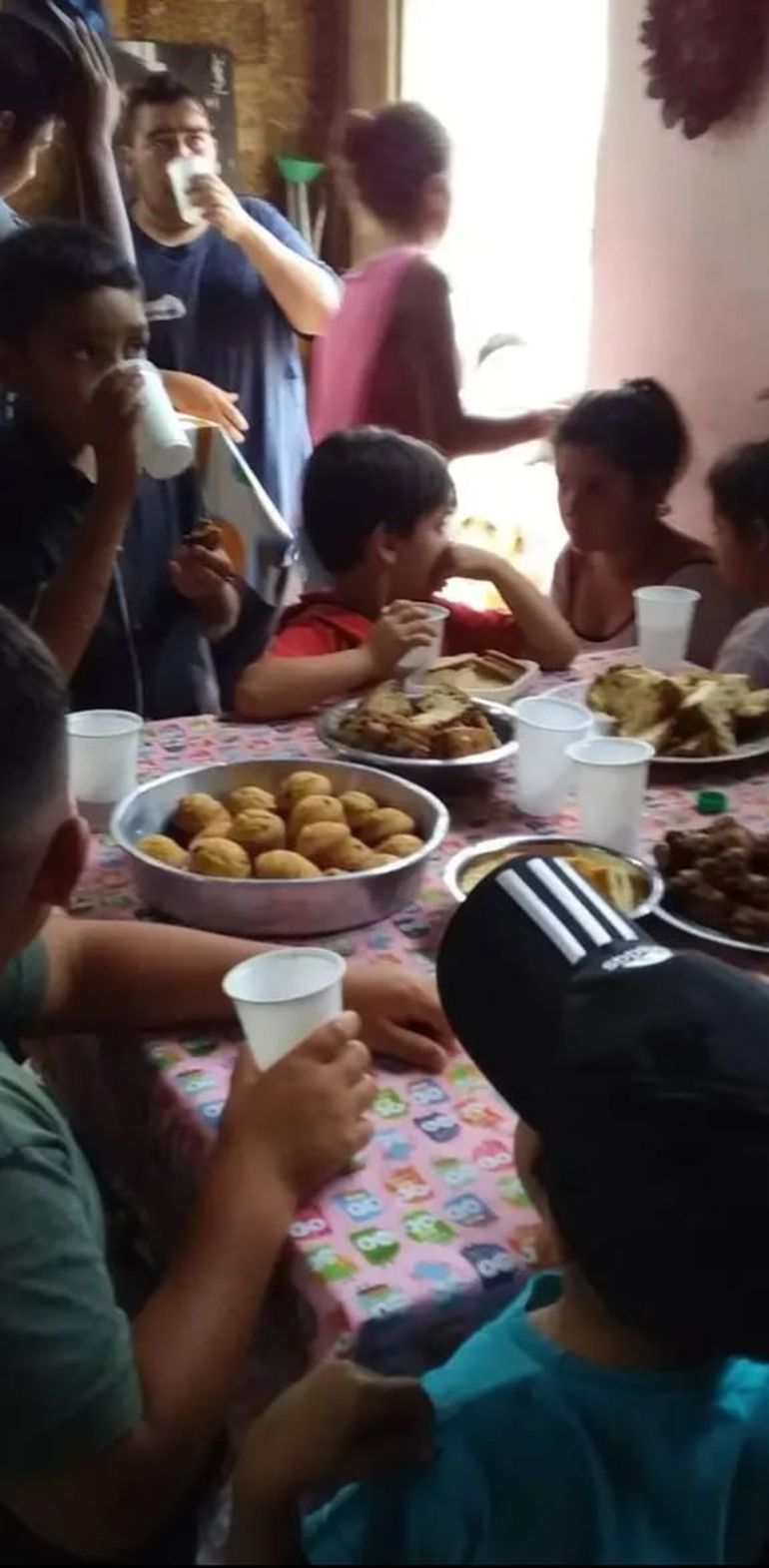 Los niños son los principales agasajados en las celebraciones de Navidad del comedor Ubuntu, ubicado en la toma de las vías de Ferri.