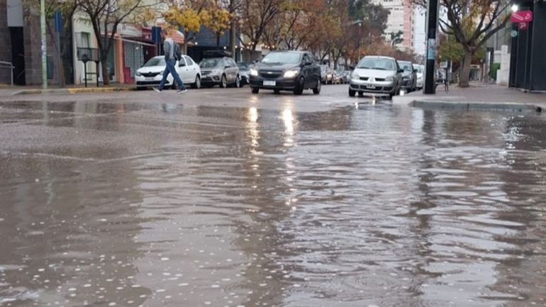 Hay calles que continúan con presencia de agua acumulada en la ciudad. Hay calles que continúan con presencia de agua acumulada en la ciudad.