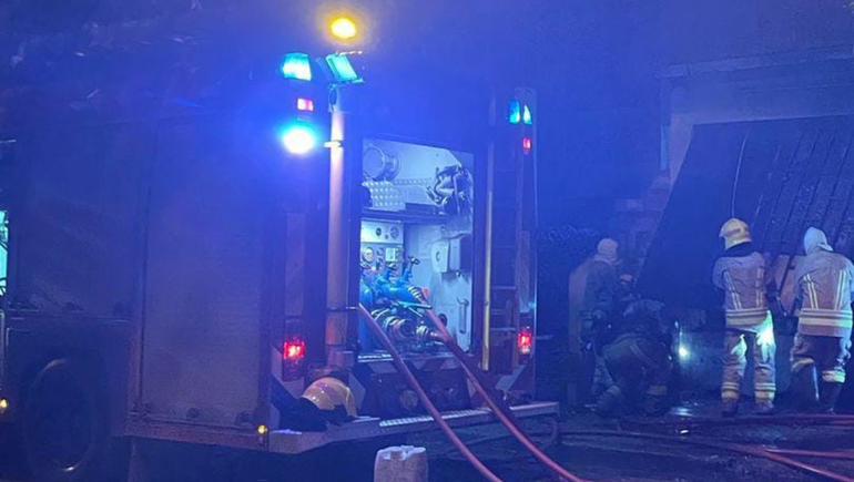 Un comerció ardió en llamas en la madrugada de este miércoles en el barrio 1200 viviendas. Investigan posible intencionalidad.&nbsp;