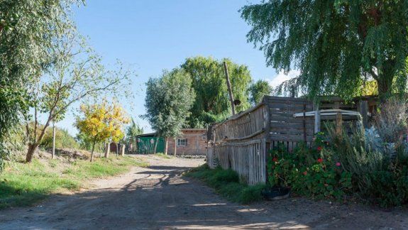 Vecinos en guerra: le destrozaron el auto a balazos y teme por la seguridad de su familia  