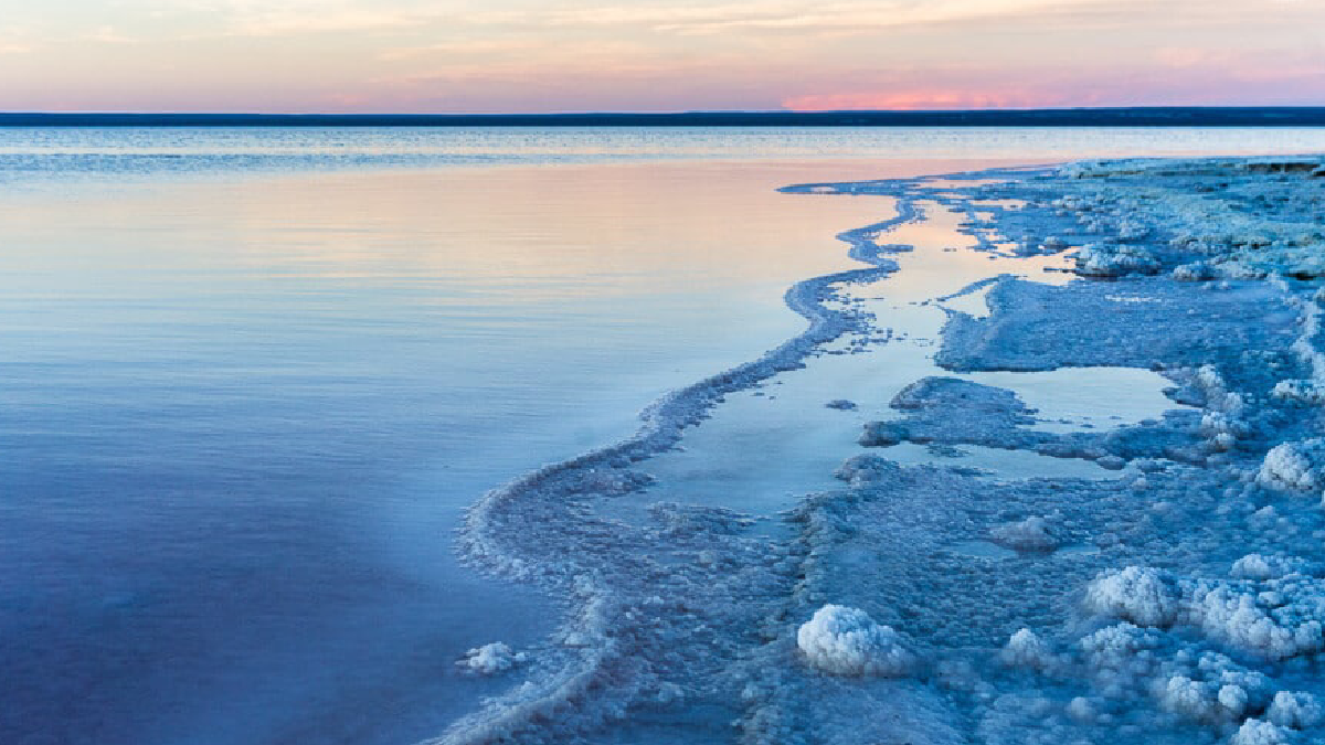 Las Salinas del Gualicho están ubicadas a solo 60 kilómetros del balneario Las Grutas, se trata de las segundas salinas más grandes de Sudamérica.