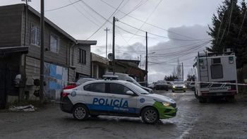 Una enorme conmoción provocó el hecho en el que murió una mujer y su novia policía fue detenido. 