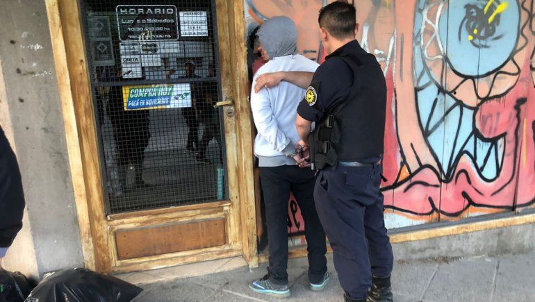 Reventó la puerta de blindex de un local y robó a la vista de todos