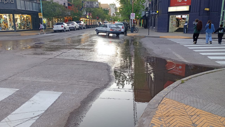La calle Roca en el centro de Cipolletti se convierte en un constante río con acumulación de agua en las esquinas por una rotura de la cañería.