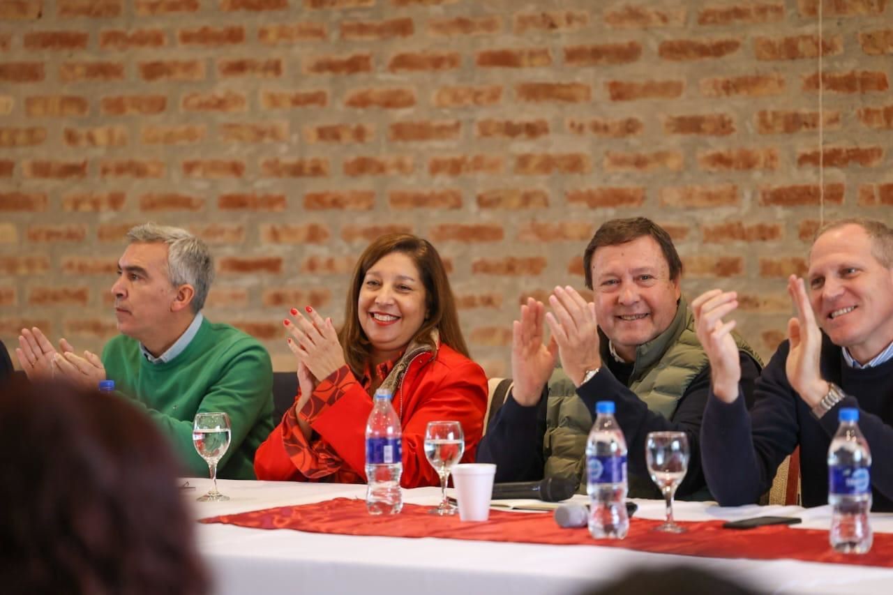 Con Weretilneck y Carreras a la cabeza